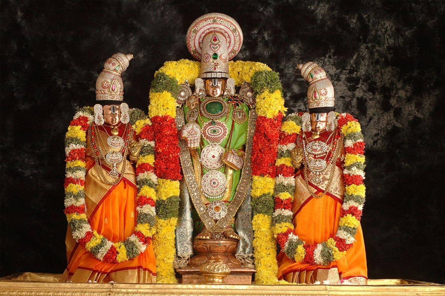 Venkateswara Swamy Sridevi ve Bhudevi ile Duvar Kağıdı