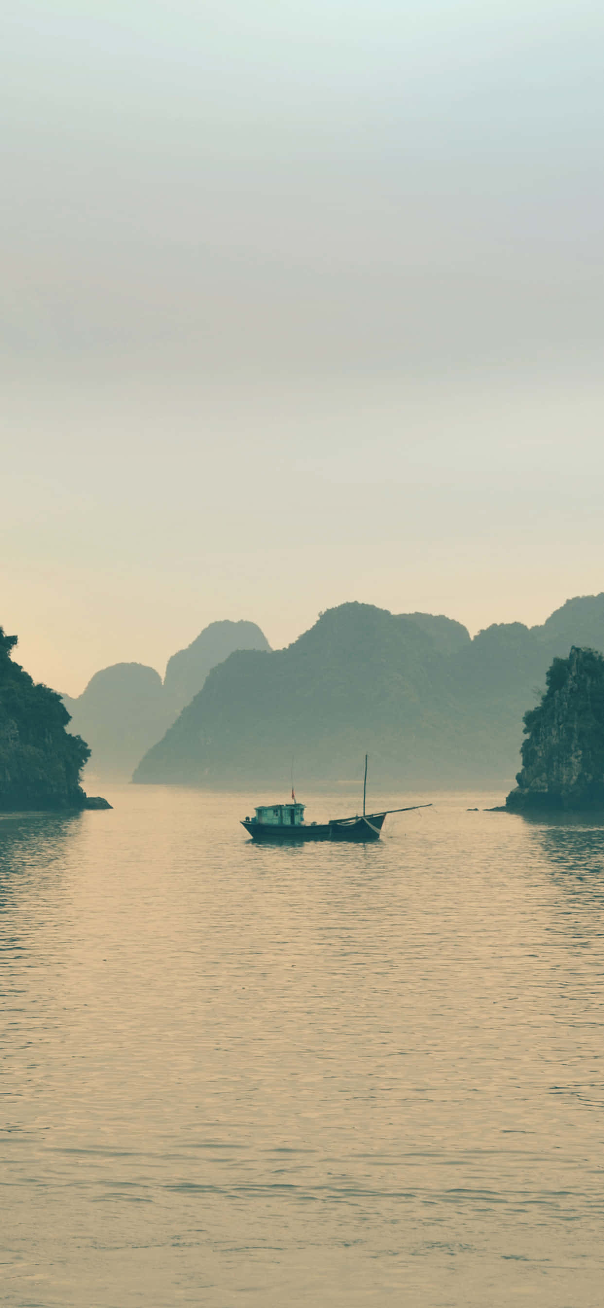 Vietnam'ın Halong Körfezi'nin Estetik Manzarası Duvar Kağıdı