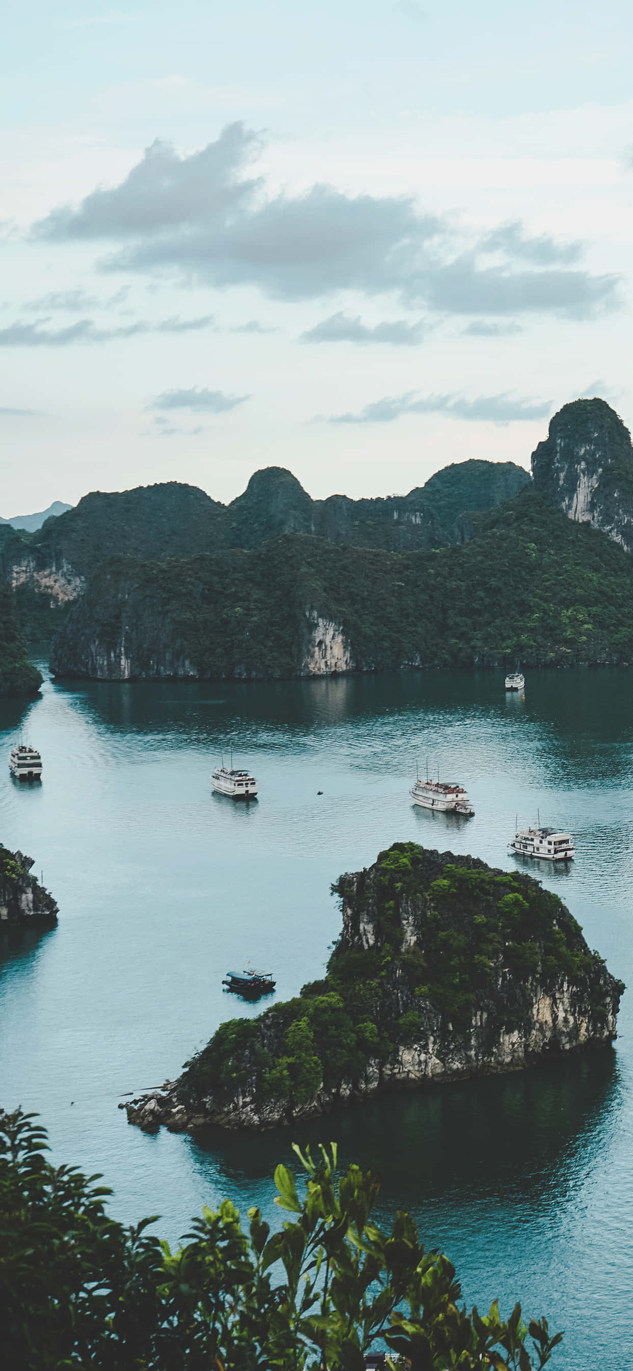 Vietnam'ın Halong Körfezi'nin Zümrüt Suları Duvar Kağıdı