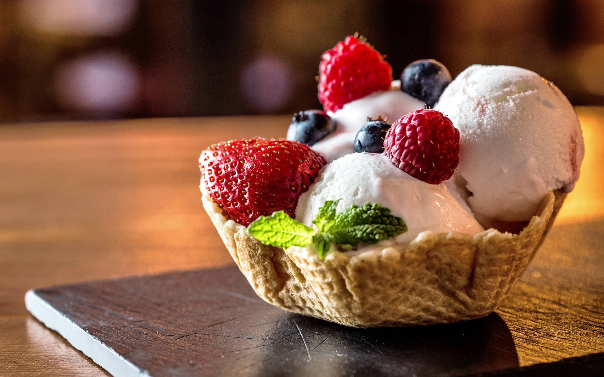 Waffle Üzerinde Çilekli Dondurma Duvar Kağıdı
