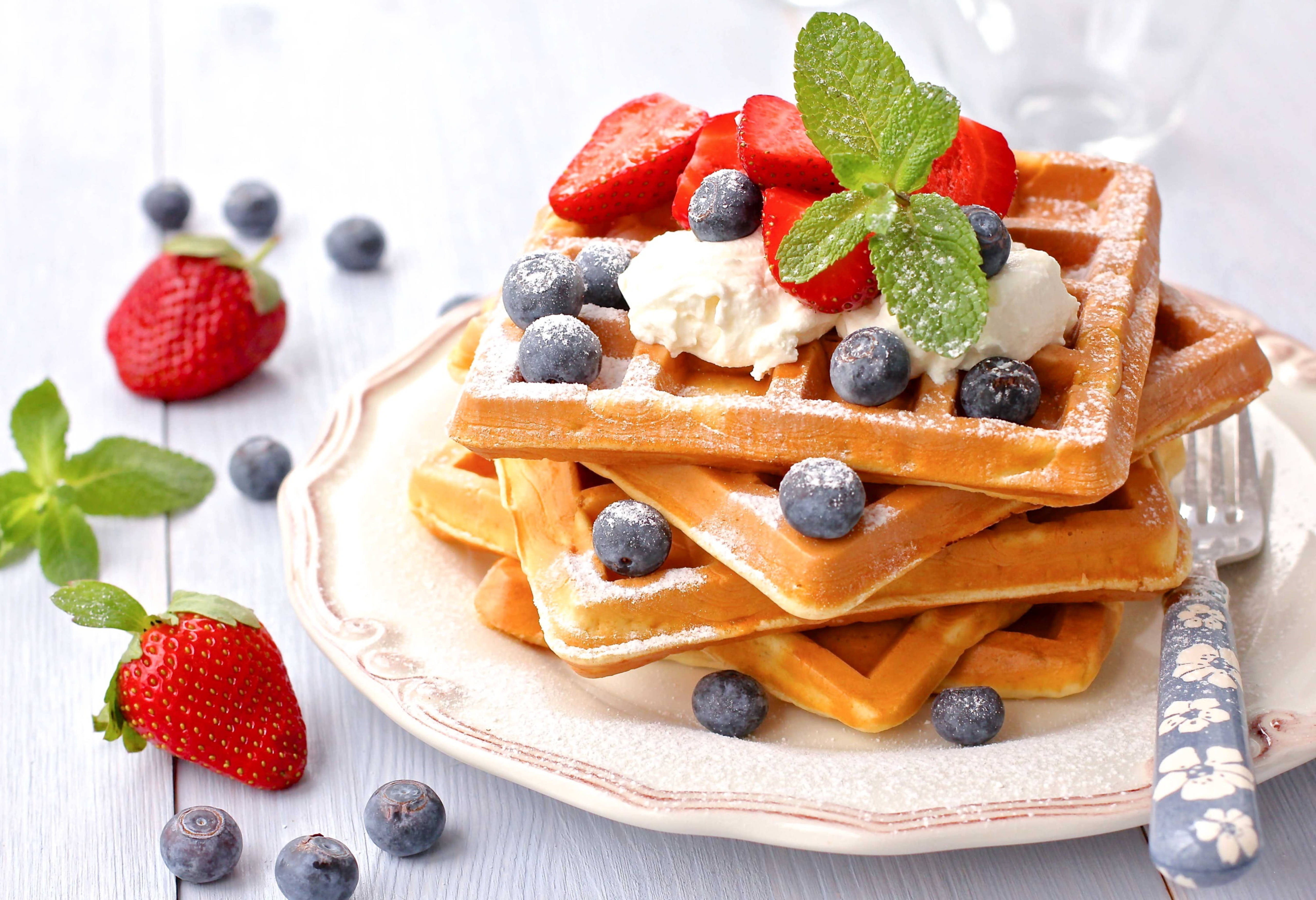 Waffles, Çilek, Yaban Mersini ve Krema Duvar Kağıdı