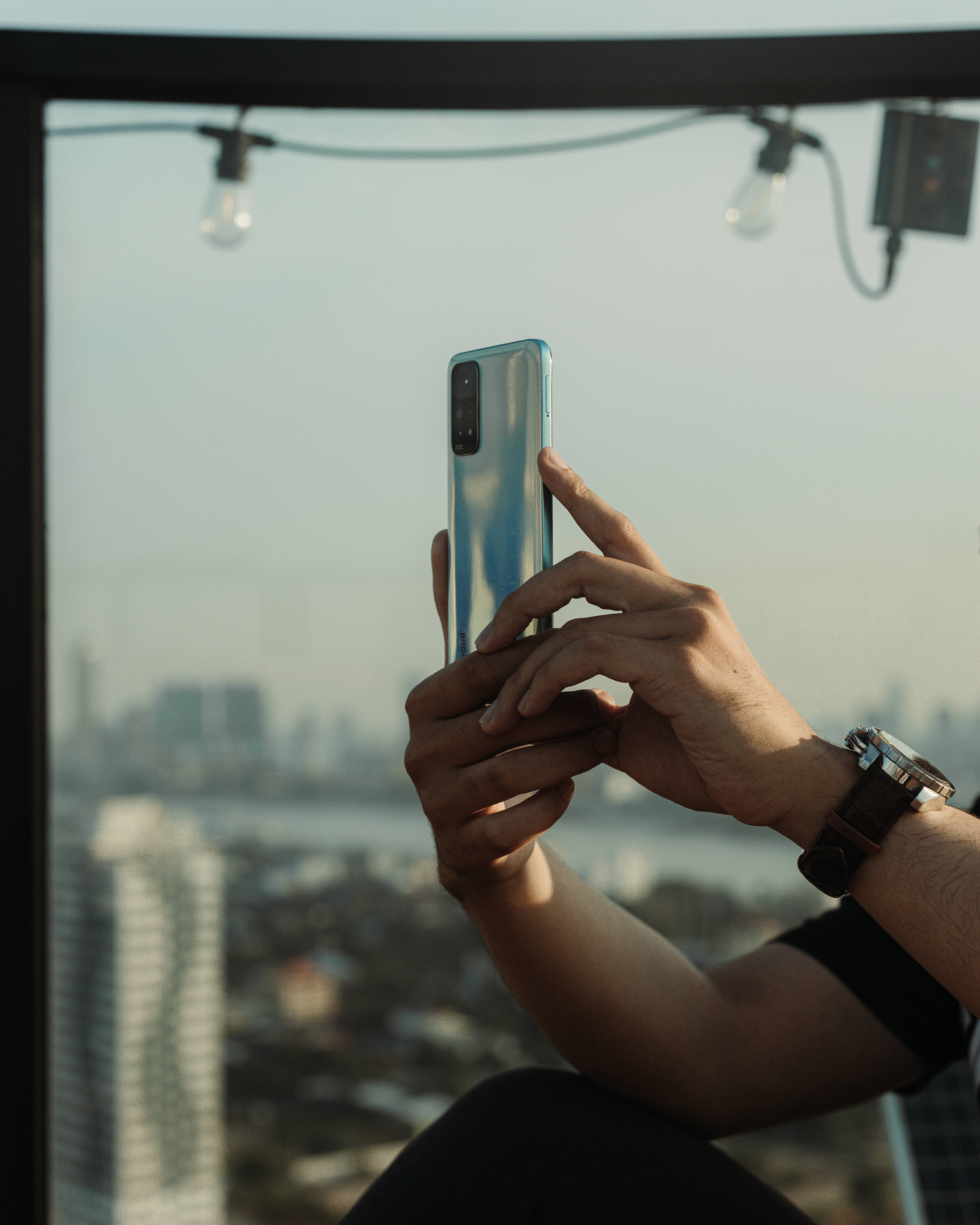 Xiaomi Akıllı Telefonlu Adam Duvar Kağıdı