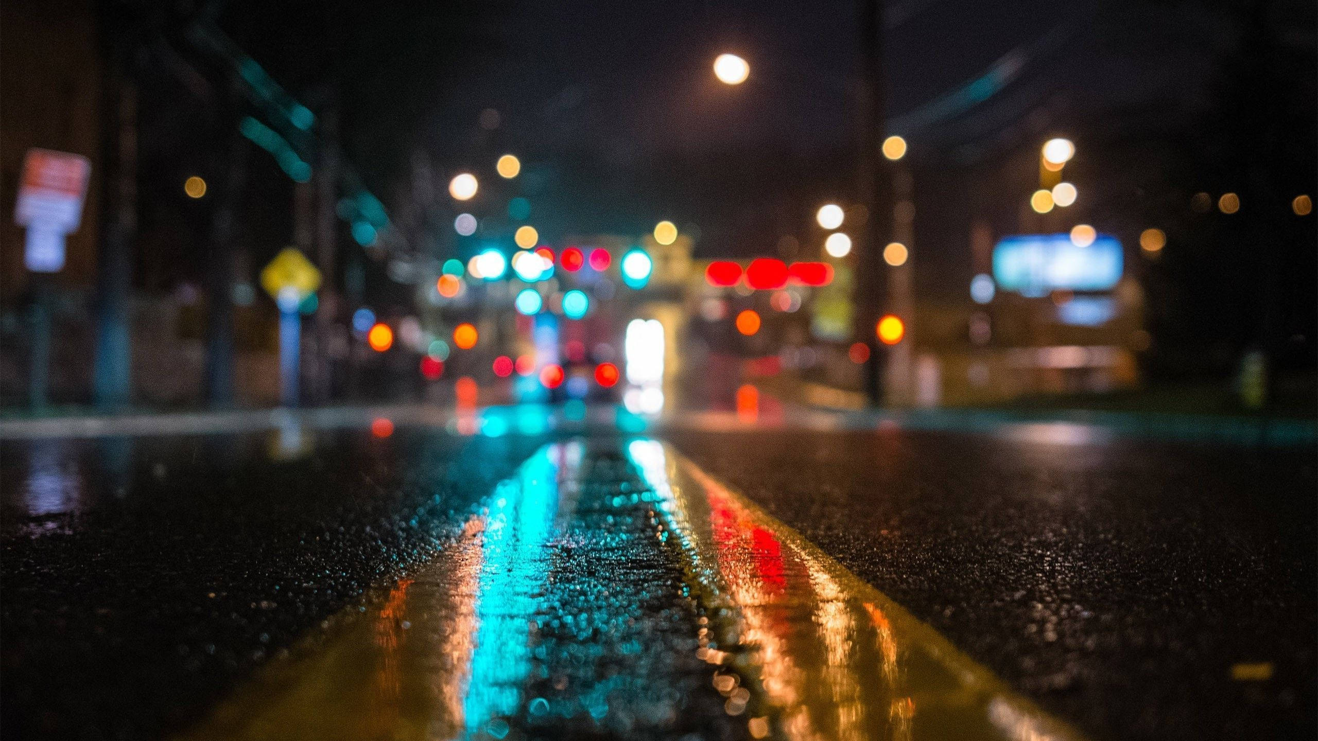 Yağmurda Bulanık Bir Gece Sokağı Duvar Kağıdı