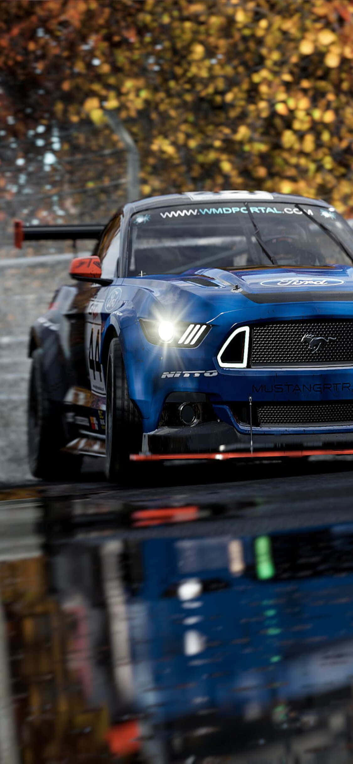 yağmurda mavi bir mustang yarış arabası Duvar Kağıdı
