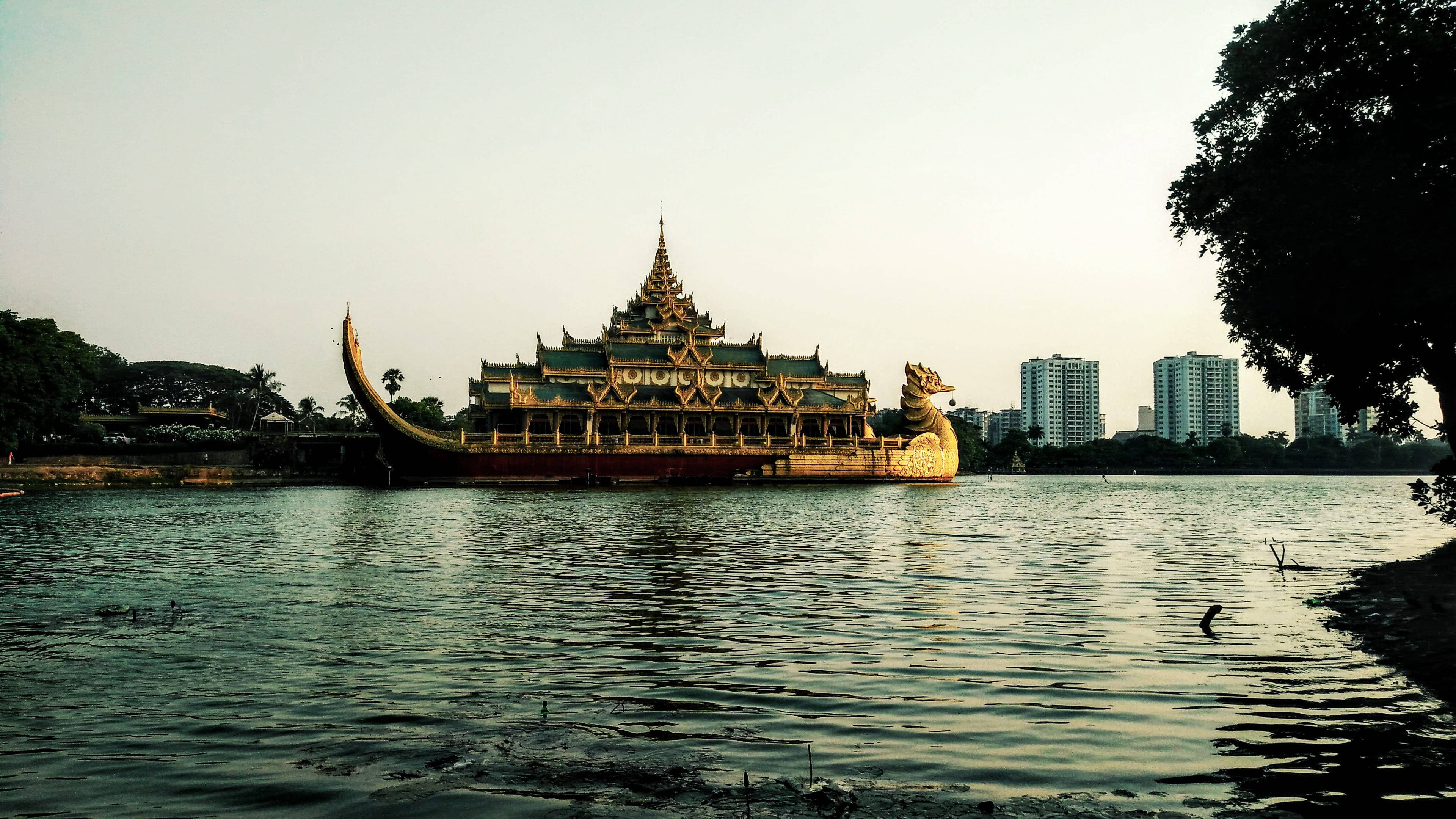 Yangon Yüzen Restoran Duvar Kağıdı