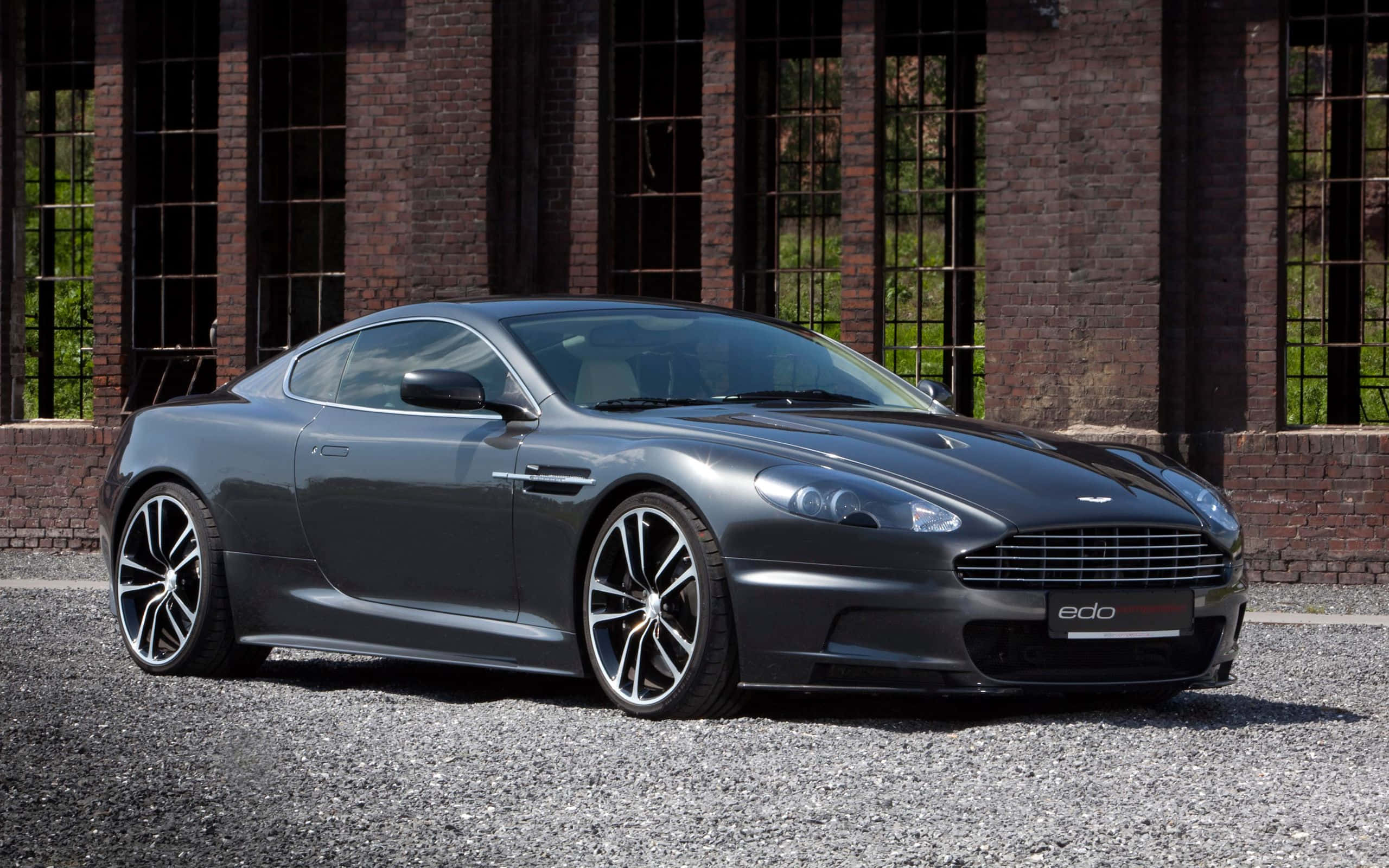 Yarış Pistinde Çarpıcı Gümüş Aston Martin DB9 Duvar Kağıdı