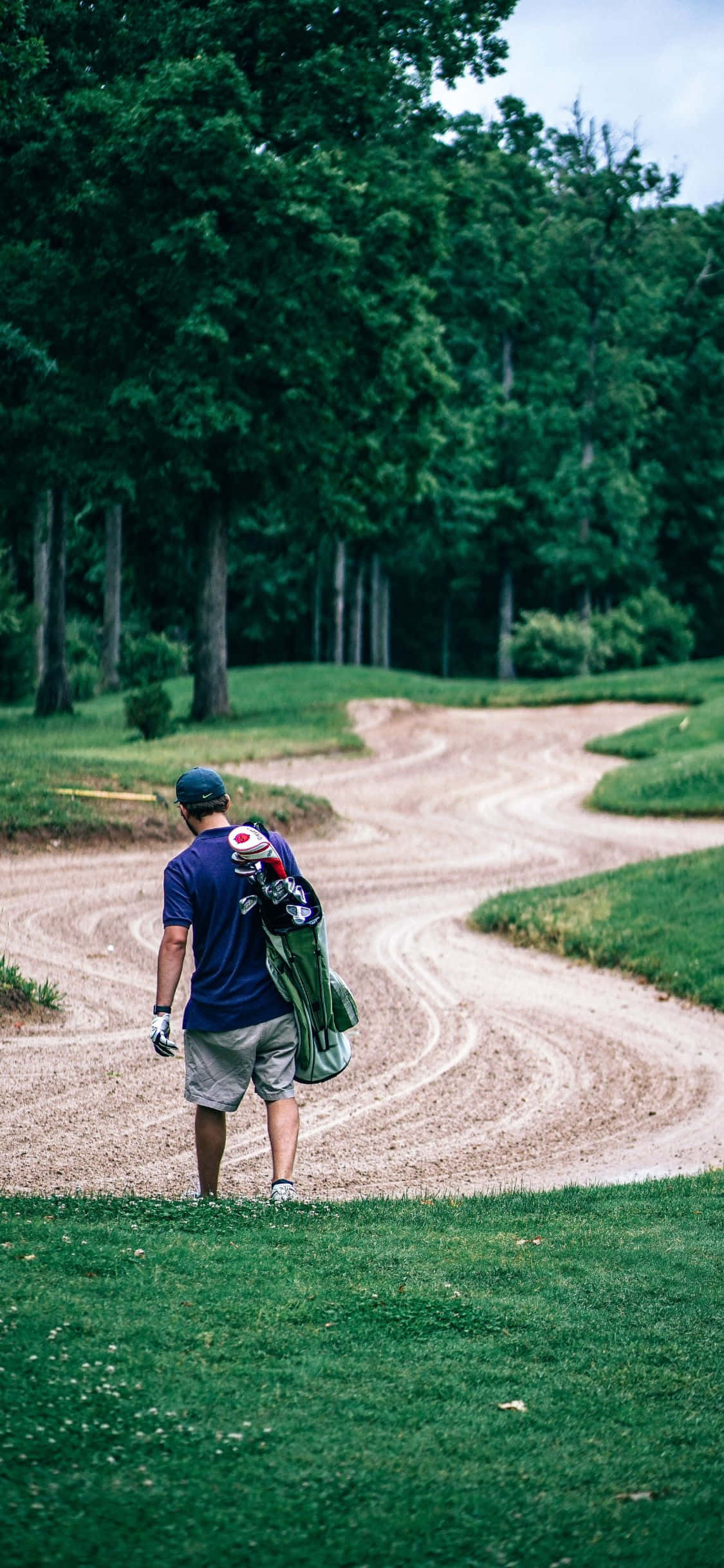 Yemyeşil Bir Golf Sahasında iPhone X ile Golf Lüksünün Zirvesini Deneyimleyin. Duvar Kağıdı