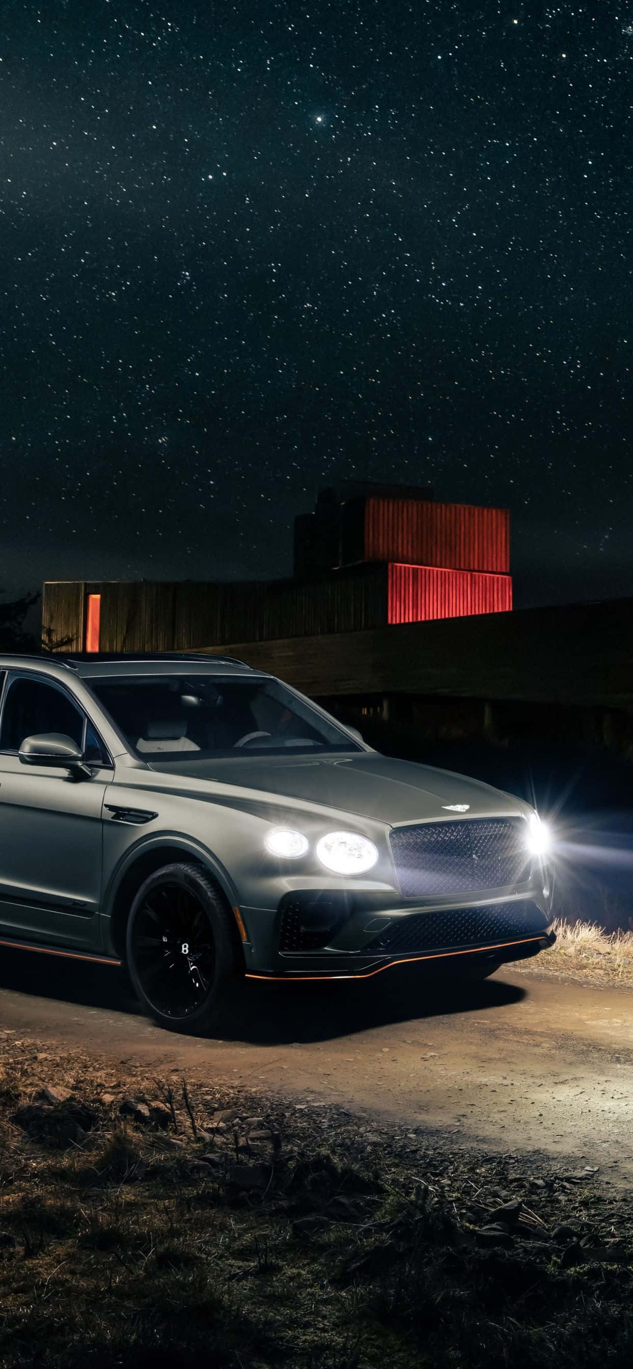 yeni bentley bentayga gece gösteriliyor Duvar Kağıdı