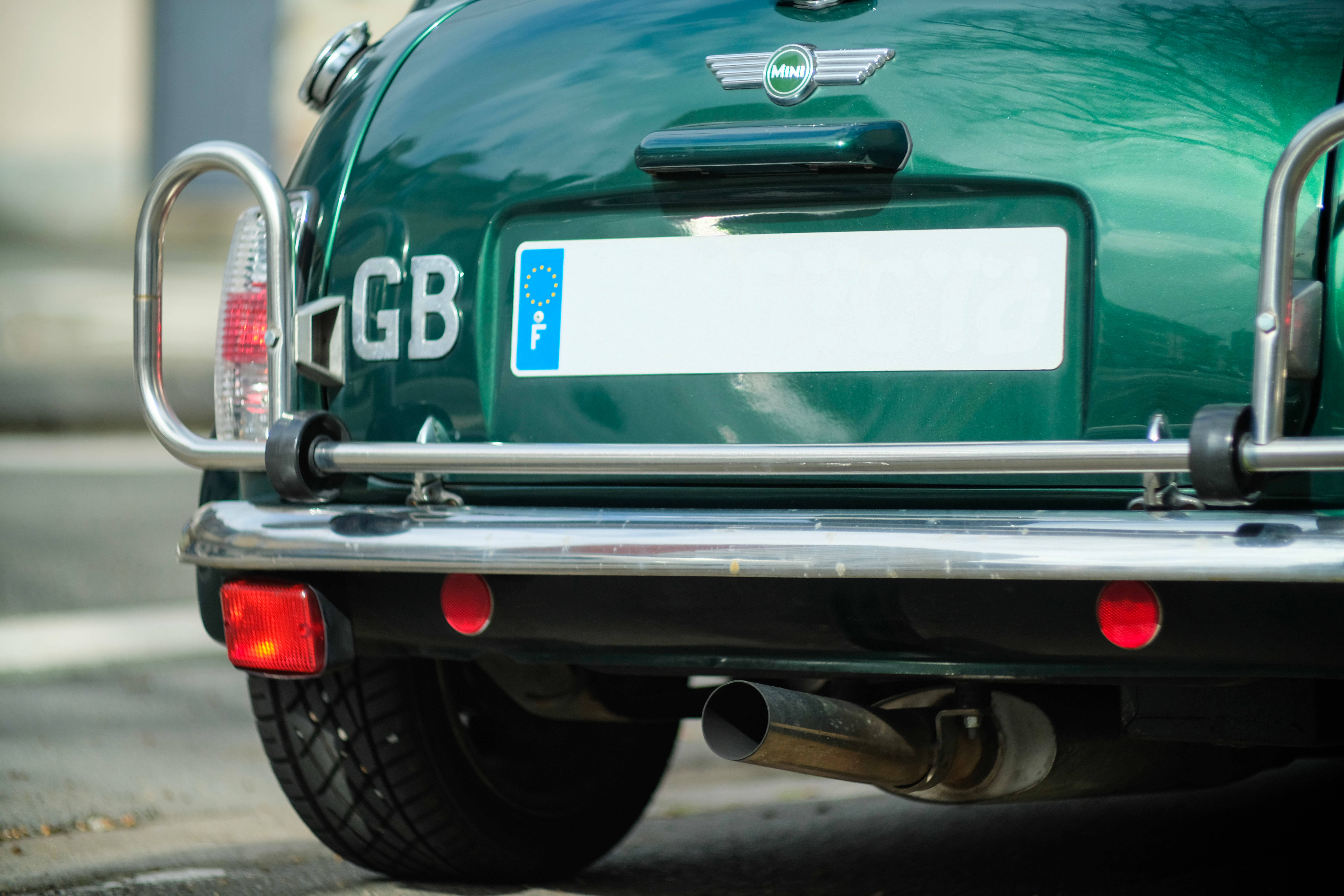 Yeşil Bir Mini Cooper Aracının Arkasındaki Mini Cooper Logosu Duvar Kağıdı