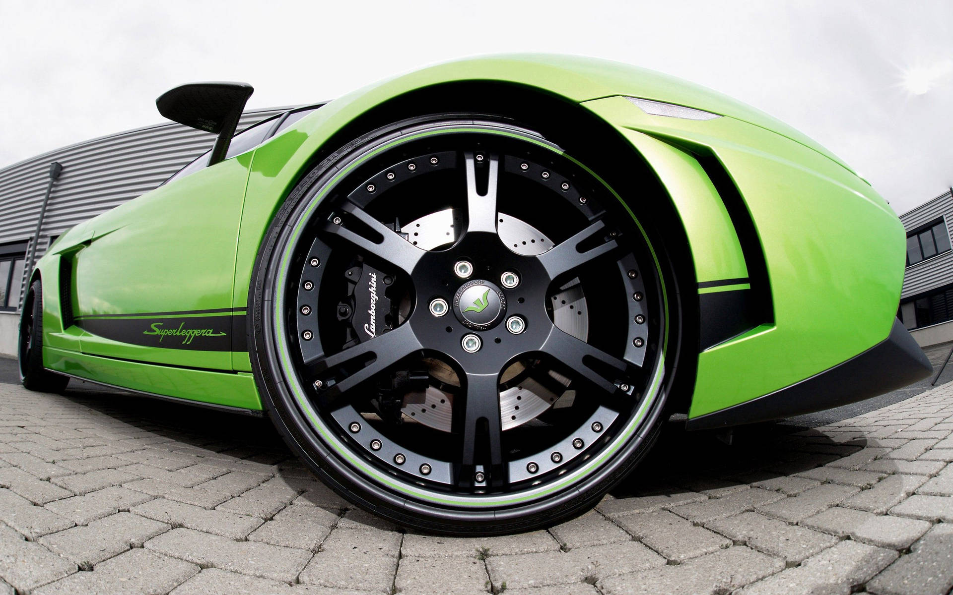 Yeşil Lamborghini tekerlek balık gözü görüntüsü duvar kağıdı.