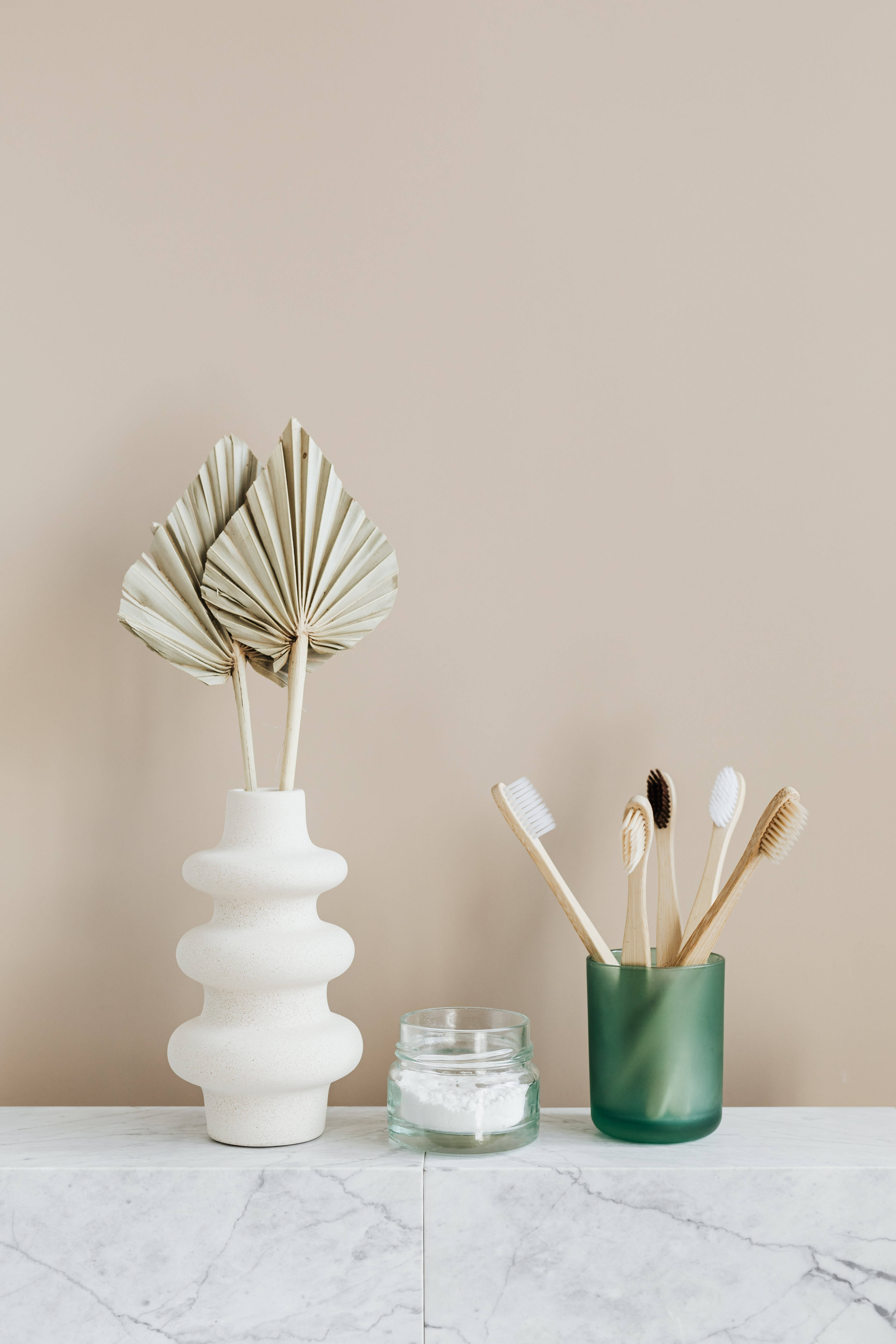 Yeşil Minimalist Bir Alanda Huzurlu Bir Tefekkür Duvar Kağıdı
