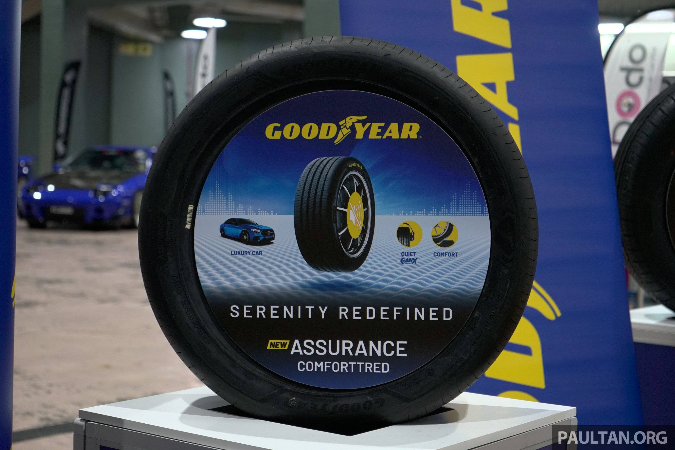 Yola Hazır Sağlam Goodyear Lastiği Duvar Kağıdı