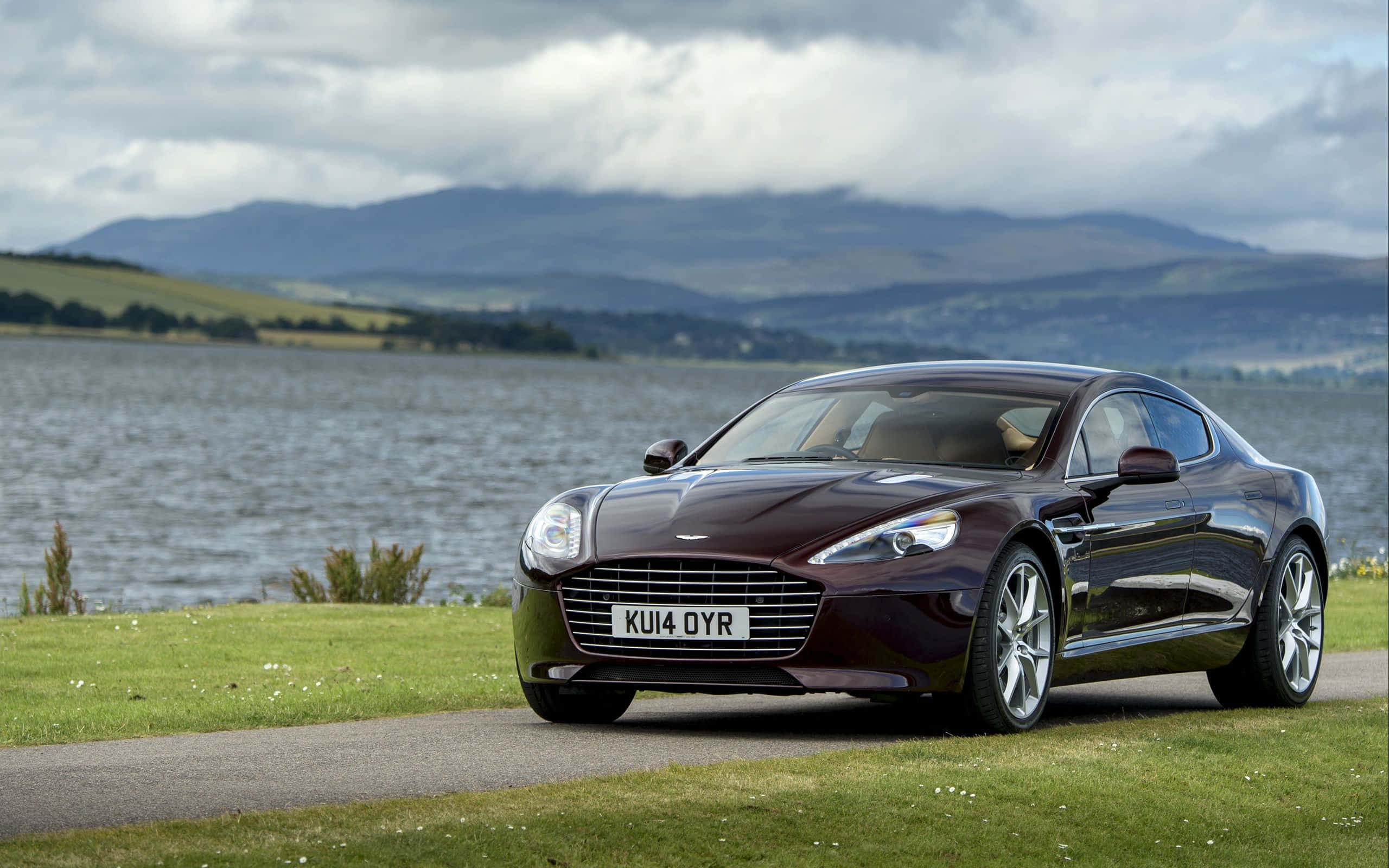 Yolda Aston Martin Rapide S Duvar Kağıdı