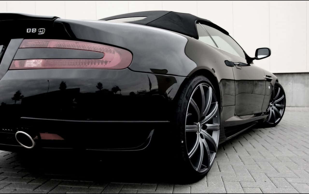 Yolda Çarpıcı Gümüş Aston Martin DB9 Duvar Kağıdı