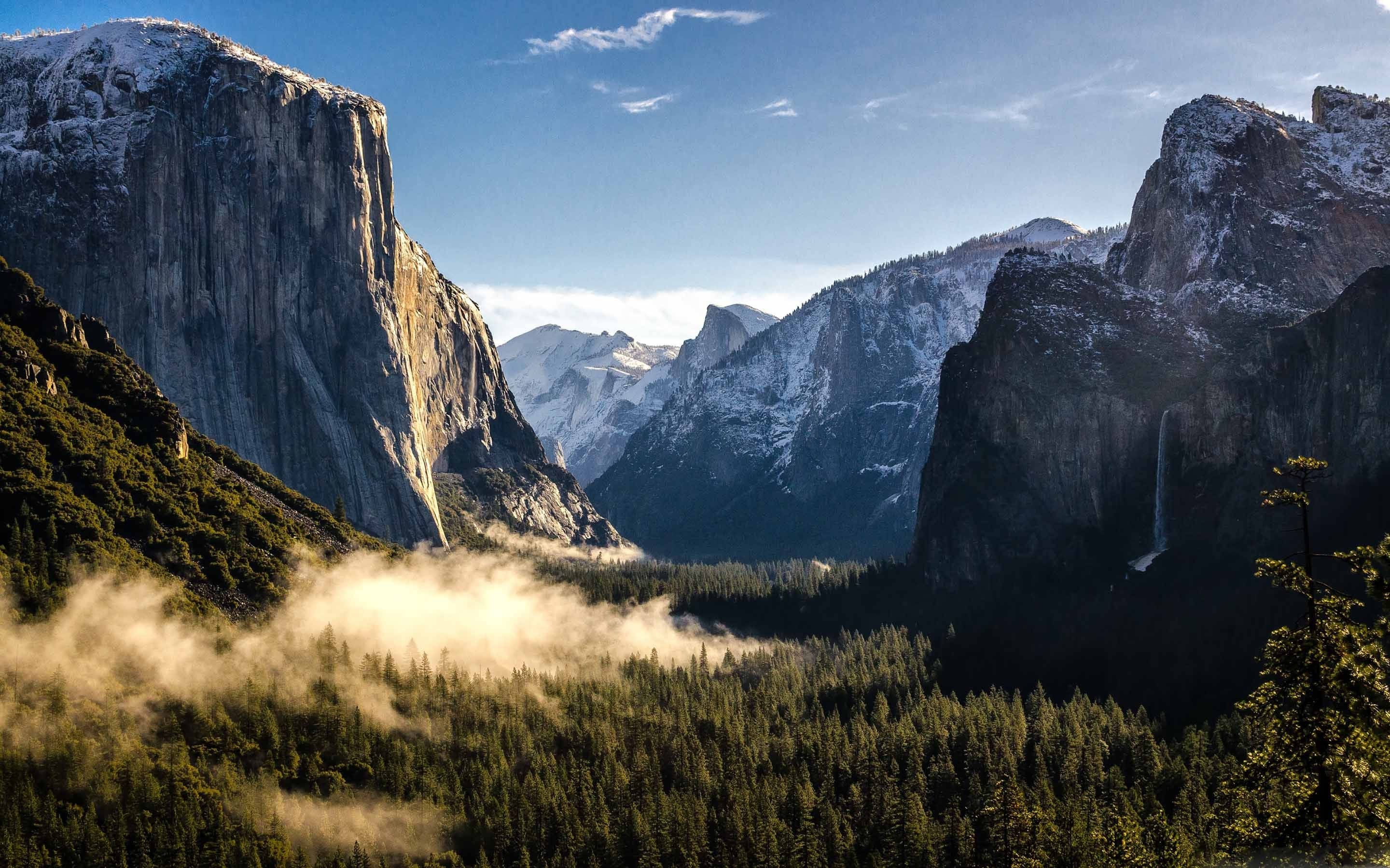 Yosemite Vadisi'nin Karlı Beyaz Zirveleri MacBook'a Yansıyor Duvar Kağıdı