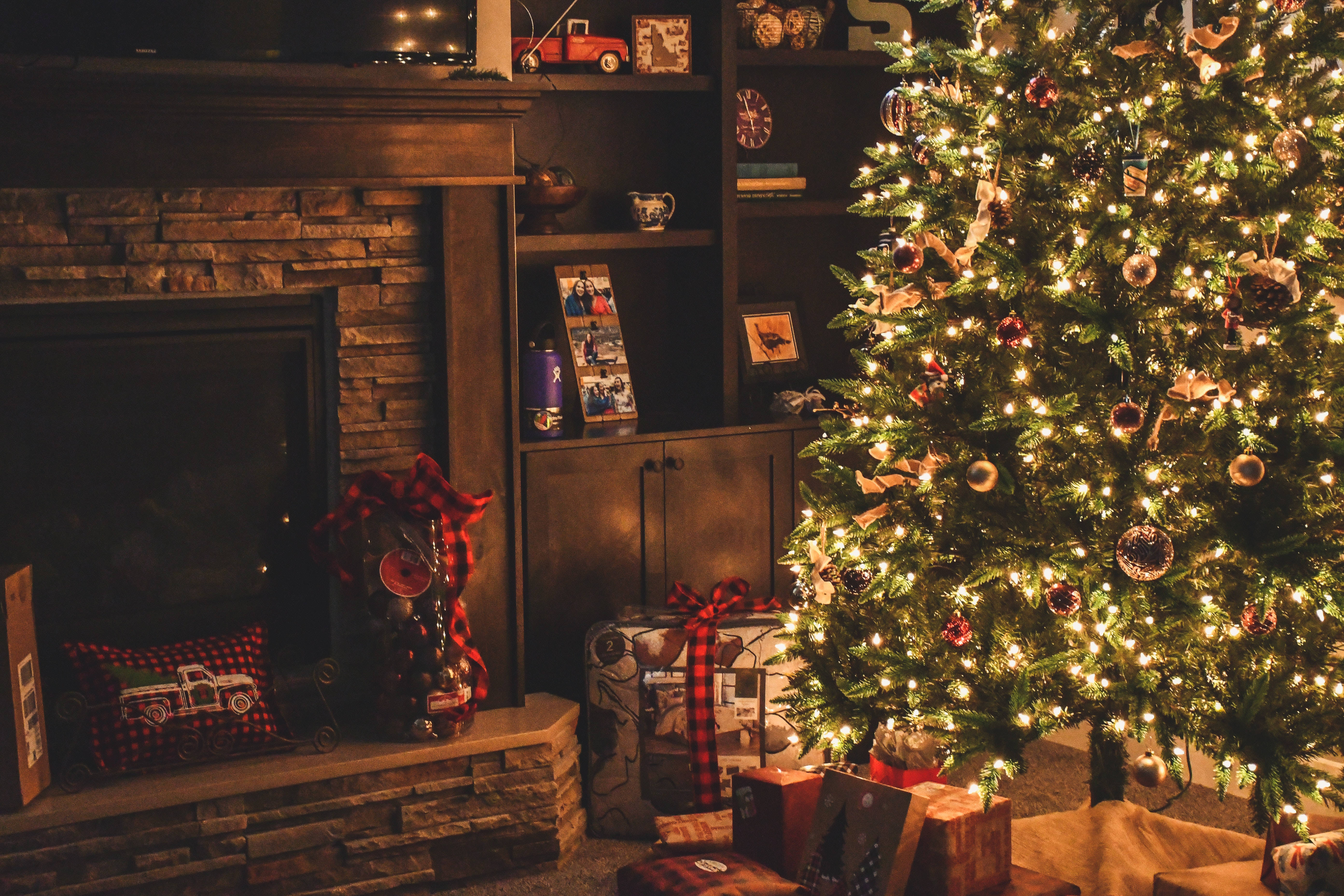 Yüksek Çözünürlüklü Geleneksel Noel Dekorasyonu Duvar Kağıdı