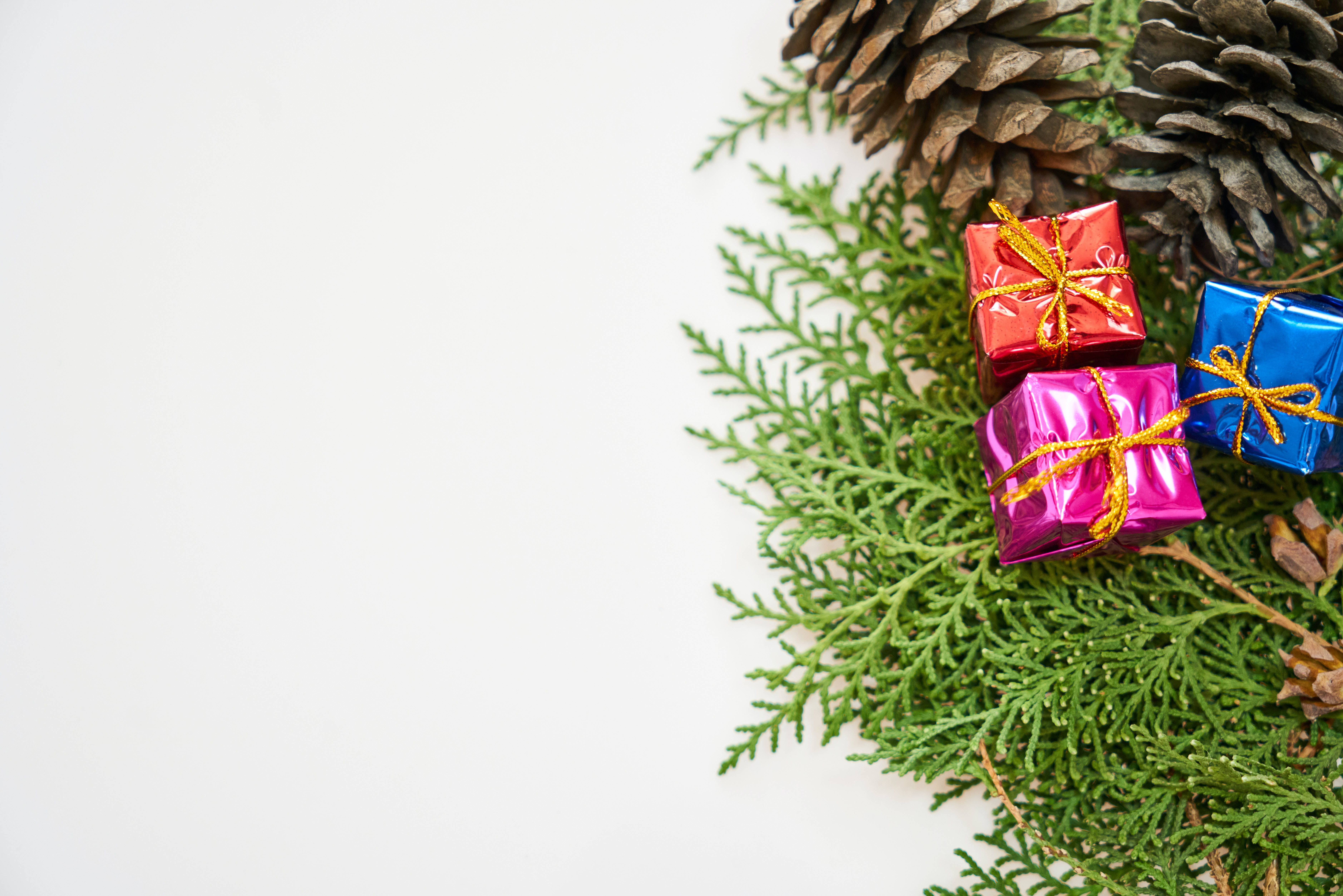 Yüksek Çözünürlüklü Noel Üç Renkli Hediyeler Duvar Kağıdı