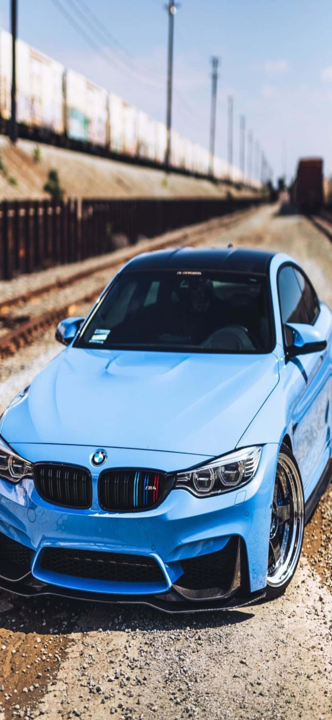 Yüksek Teknoloji ve Lüks. iPhone X ve şık bir BMW bir arada. Duvar Kağıdı
