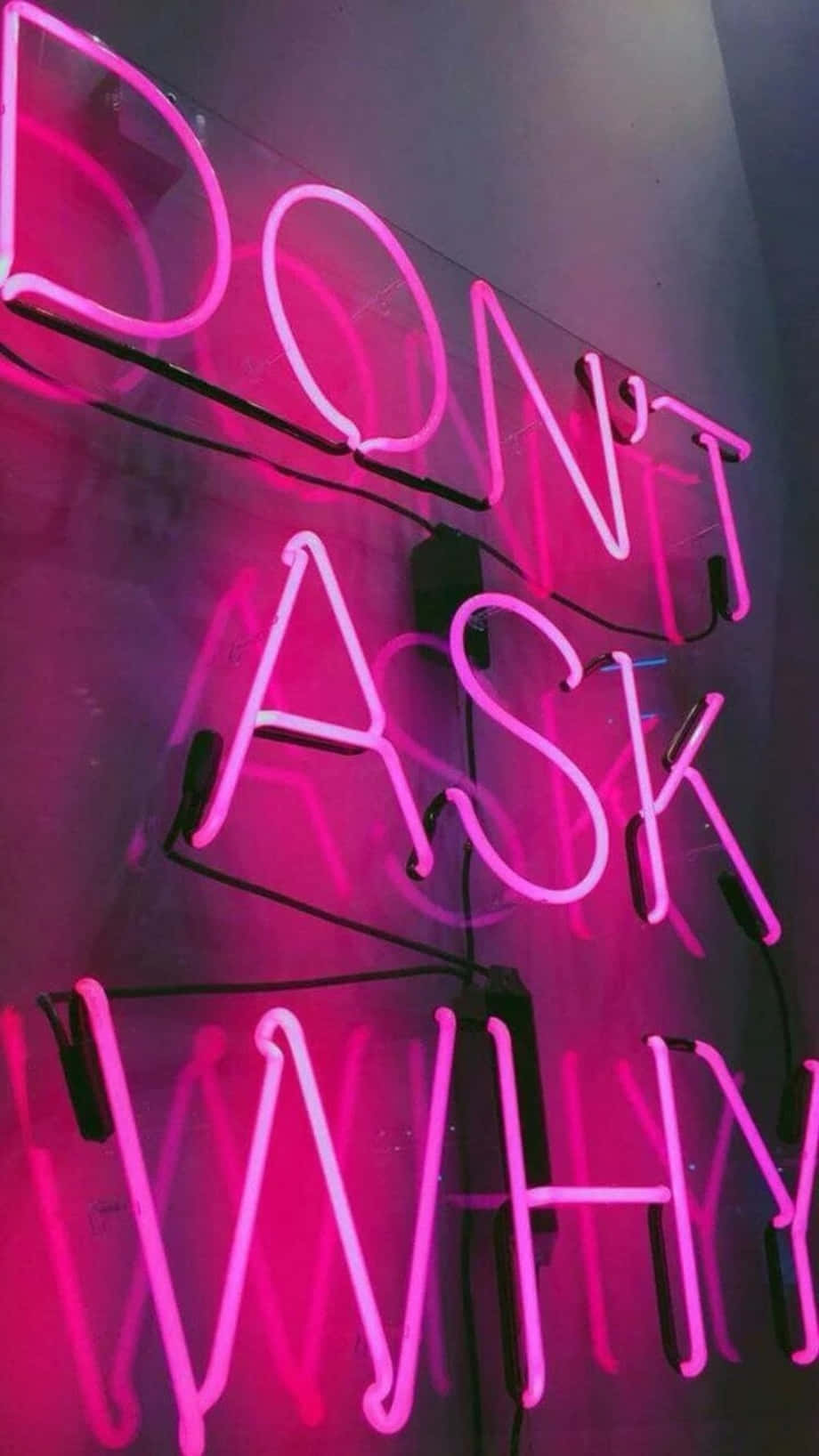 Yumuşak ve huzurlu bir atmosfer yaratmak için bir dokunuş neon pembe. Duvar Kağıdı