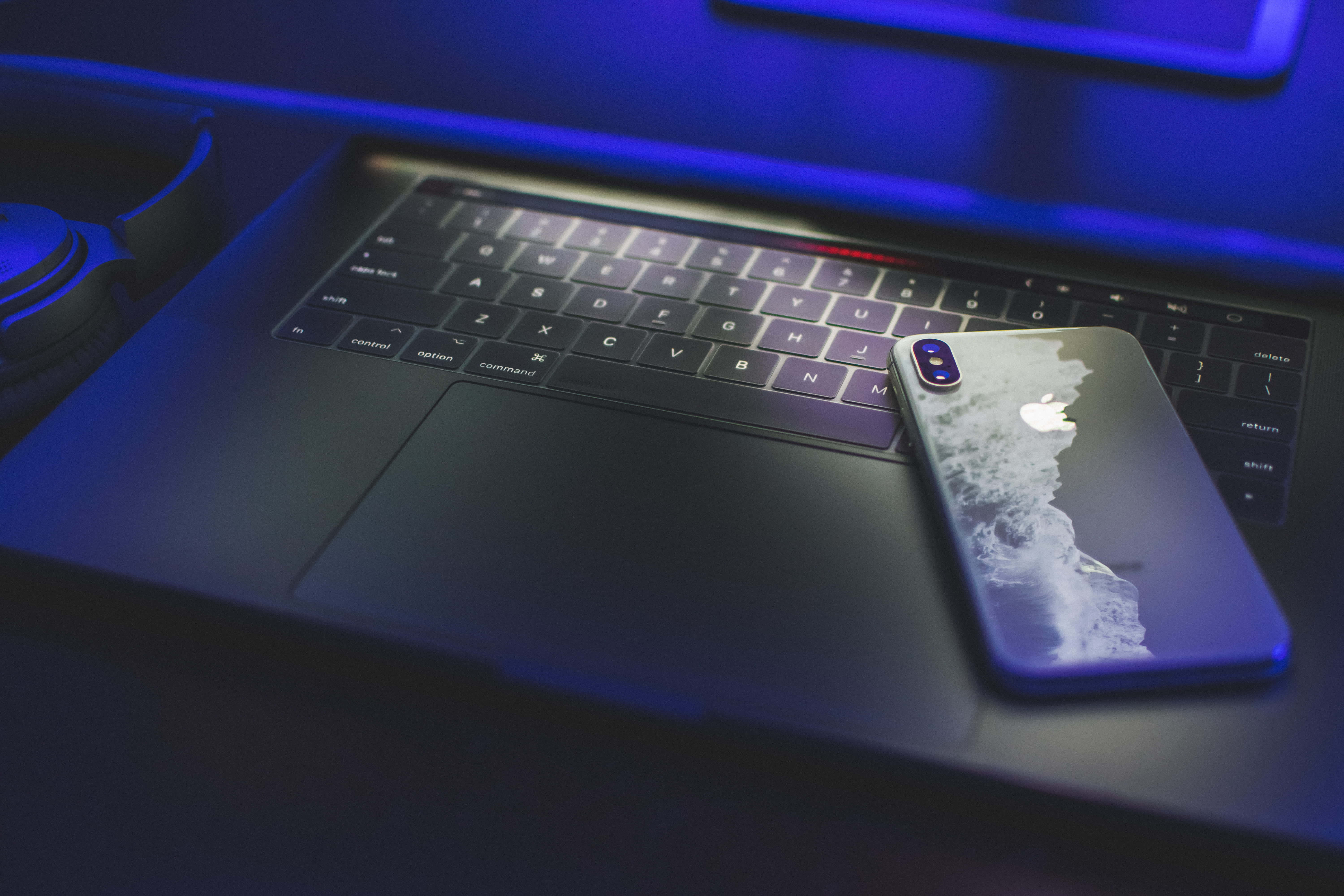 Zarafet ve gücün mükemmel birleşimi: Estetik Macbook! Duvar Kağıdı