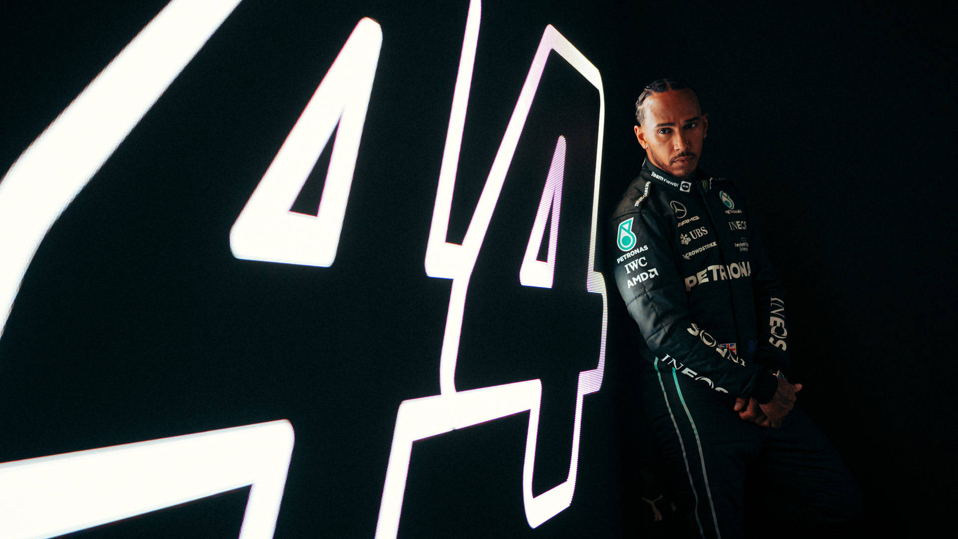 Zarafet ve Hız - Lewis Hamilton ve 44 Numaralı Aracı Duvar Kağıdı