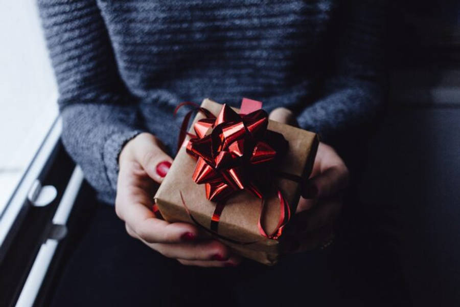 Zarifçe Sarılmış Bir Yığın Noel Hediyesi Ağacın Altında Duvar Kağıdı