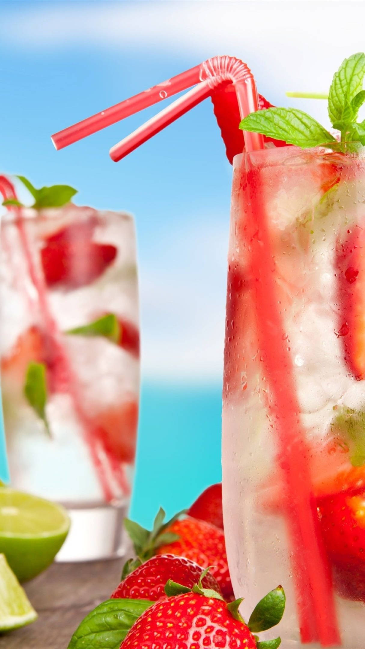 Zesty Strawberry Tom Collins Tropikal İçecek Duvar Kağıdı