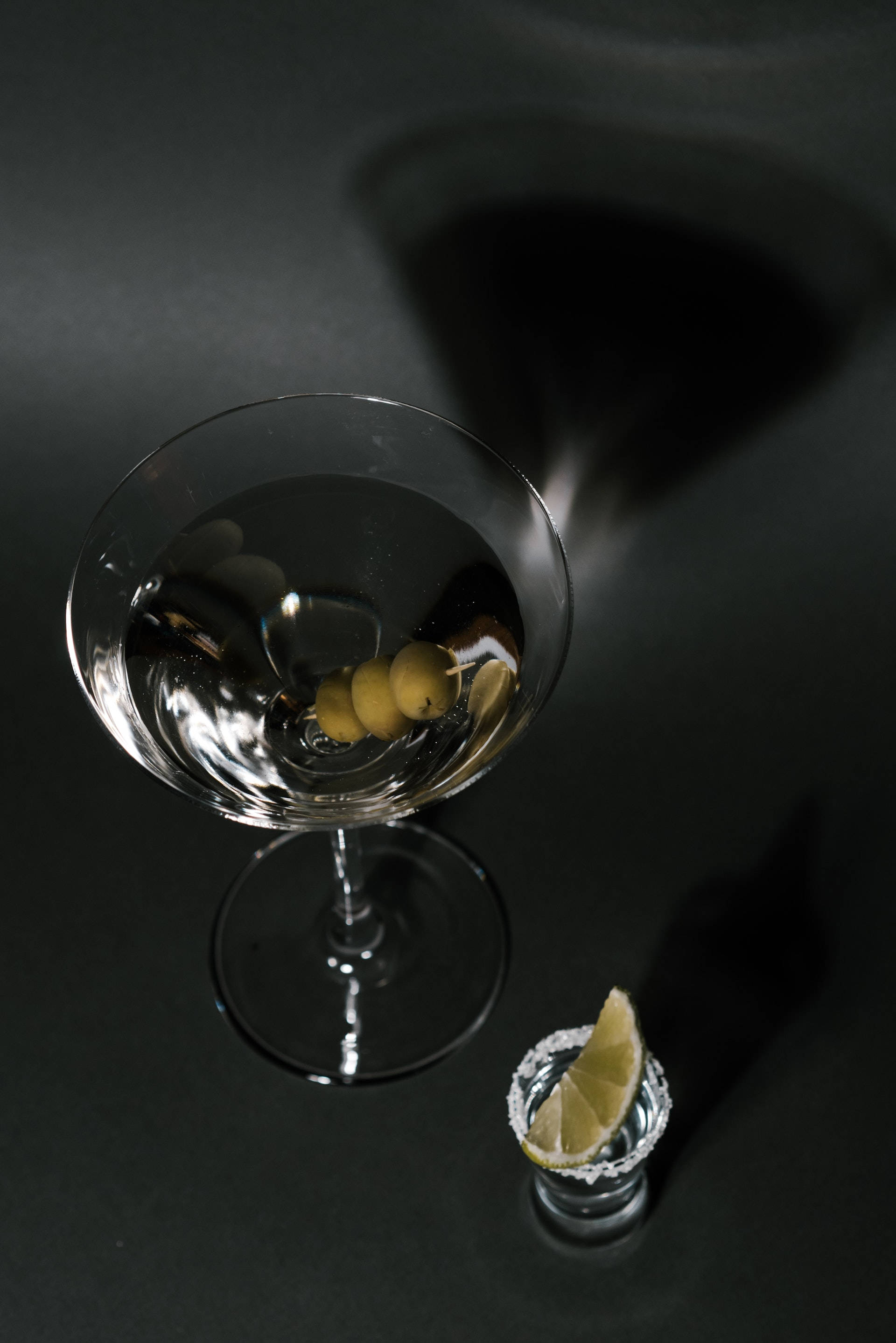 Zeytinli ve Limon Dilimli Tekila Martini Duvar Kağıdı