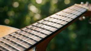 Yeşil bokeh ve sıcak güneş ışığıyla gitar tellerinin yakın çekimi. — Müzik estetiği Duvar Kağıdı