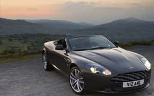 Altyazı: Yolda Şık Aston Martin DB9 — MacBook Air M1 Duvar Kağıdı