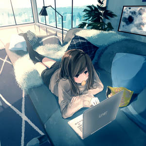 Anime Kızı Kanepede Uzanarak Dizüstü Bilgisayarında Çalışıyor — Anime laptop Duvar Kağıdı