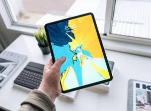 Apple iPad Pro'yu Tutan Kişi — iPad Mini Duvar Kağıdı