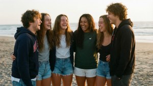 Hollister kıyafetleri giymiş bir grup arkadaş gülüyor. — ROG Ally Duvar Kağıdı