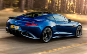 Aston Martin Vanquish - İngiliz Lüksü ve Performansının Vücut Bulmuş Hali — MacBook Pro 13 Duvar Kağıdı