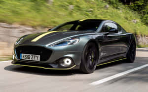 Başlık: Aston Martin Rapide S – Güç ve Lüksün Birleşimi — MacBook Air M1 Duvar Kağıdı