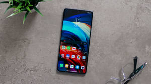 Beton Zeminde Xiaomi Telefon — Xiaomi Duvar Kağıdı