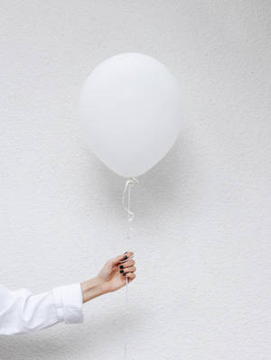 Beyaz estetikte balon duvar kağıdı — 3:4 Duvar Kağıdı