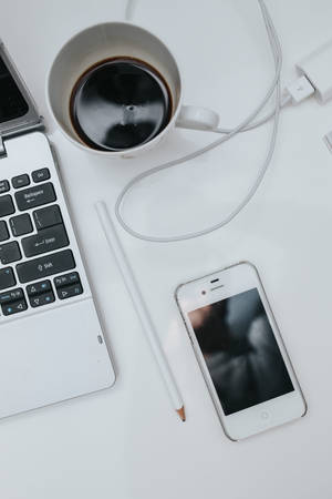 Beyaz iPhone Masası — MacBook Duvar Kağıdı