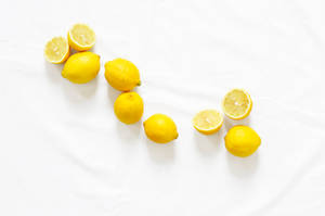 Beyaz yüzeyde sarı canlı Amerikan limonları duvar kağıdı. — Temiz Duvar Kağıdı