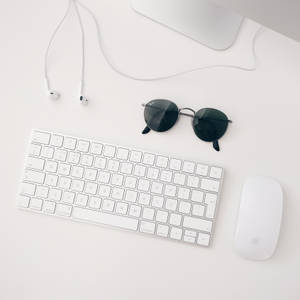 iMAC, kablosuz klavye, sihirli fare ve kulaklıktan oluşan beyaz Apple MAC düzeninin minimalist duvar kağıdı. — Temiz Duvar Kağıdı