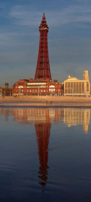 Blackpool Kulesi'nin Yansıması — iPhone 16e Duvar Kağıdı