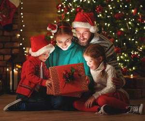 Aile Noel Hediyesi Açıyor duvar kağıdı — Noel Hediyeleri Duvar Kağıdı