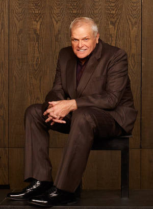 Brian Dennehy Kahverengi Estetik Takım Elbise Ahşap Arka Plan — Estetik kahverengi Duvar Kağıdı