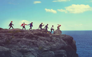 BTS Grup Fotoğrafı Kayalık Dağda duvar kağıdı — Bts grup fotoğrafı GIF Duvar Kağıdı
