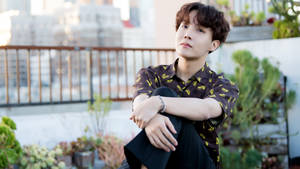 BTS J-Hope Dışarıda Poz Veriyor — BTS Duvar Kağıdı