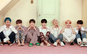 BTS Masaüstü Kapı Önünde Kalp İşaretleri — Bts masaüstü Duvar Kağıdı