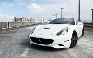 Park edilmiş beyaz Ferrari California masaüstü duvar kağıdı.