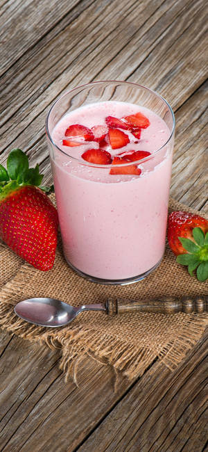 Çilekli süt aromalı smoothie duvar kağıdı — iPhone 18 Pro Duvar Kağıdı