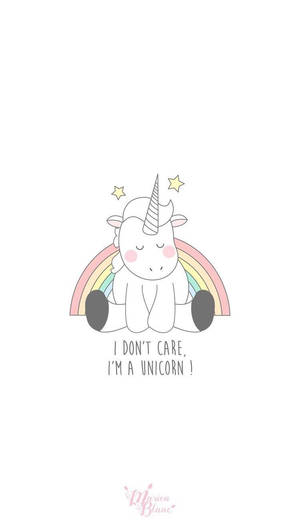 Beyaz Unicorn, gökkuşağının önünde oturuyor, beyaz minimalist arka planda 'Umurumda değil, ben bir unicorn'um' yazıyor.