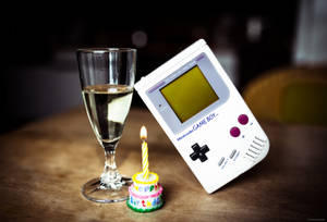 Cam ve pastalı Game Boy replikası duvar kağıdı